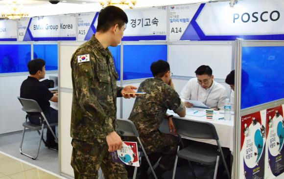 24일 용산 전쟁기념관에서 국가보훈처 주최로 열린 ‘2019 국가보훈 일자리 박람회’에서 취업과 창업을 원하는 제대군인과 보훈가족들이 전시장을 둘러보고 있다. 2019.7.24.    이종원 선임기자 jongwon@seoul.co.kr