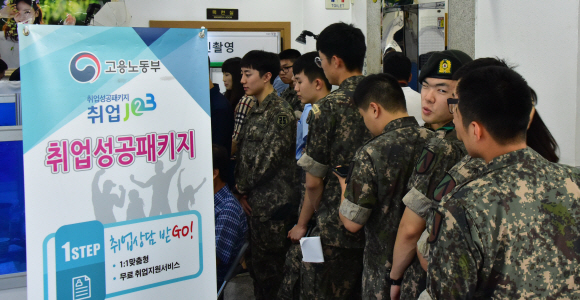 24일 용산 전쟁기념관에서 국가보훈처 주최로 열린 ‘2019 국가보훈 일자리 박람회’에서 취업과 창업을 원하는 제대군인과 보훈가족들이 전시장을 둘러보고 있다. 2019.7.24.    이종원 선임기자 jongwon@seoul.co.kr