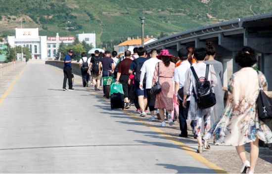 중국 지린성 투먼에서 북한 칠보산으로 가는 올해 철도 관광 프로그램이 지난주 재개됐다. 길림신문 캡처