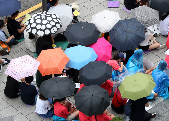 비가 와도 자리지키는 참석자들