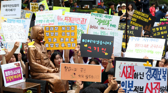 소녀상의 목소리를 대신 전해주는 참가자들