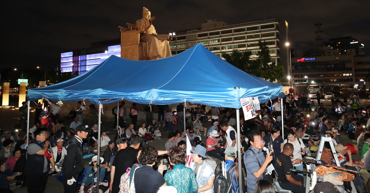 사진은 우리공화당(구 대한애국당)이 지난 20일 저녁 서울 종로구 광화문광장 세종대왕 동상 옆에 천막을 무단으로 기습 설치한 모습. 2019.7.20 연합뉴스