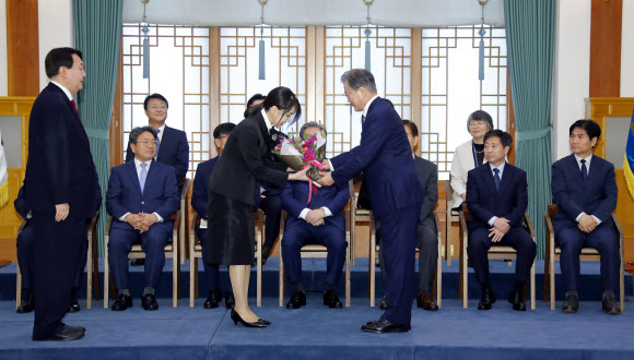 문 대통령, 윤석열 검찰총장 부인 김건희 씨에게 축하 꽃다발