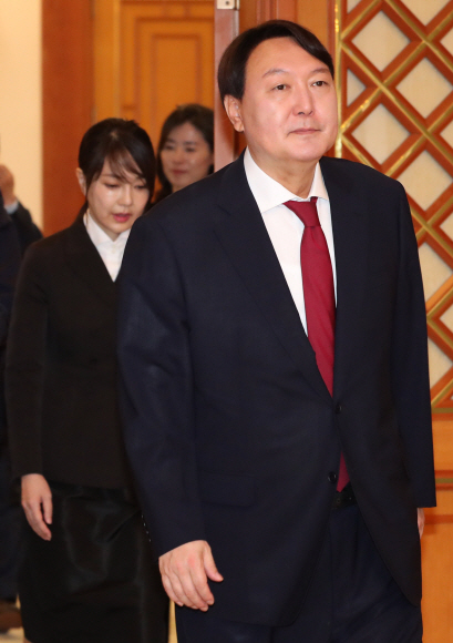 윤석열 신임 검찰총장이 25일 오전 청와대 본관 충무실에서 열린 임명장 수여식에 참석하러 입장하고 있다. 2019. 07.25. 도준석 기자pado@seoul.co.kr