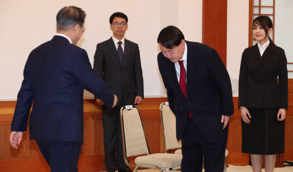 문재인 대통령이 25일 오전 청와대 본관 충무실에서 열린 윤석열 신임 검찰총장 임명장 수여식에 참석하러 입장하며 인사하고 있다. 2019. 07.25. 도준석 기자pado@seoul.co.kr