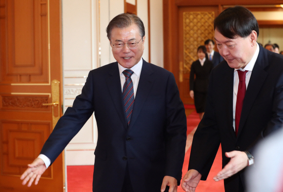 문재인 대통령이 25일 오전 청와대 본관 충무실에서 윤석열 신임 검찰총장에게 임명장을 준 뒤 환담을 하러 인왕실로 이동하고 있다. 2019. 07.25. 도준석 기자pado@seoul.co.kr