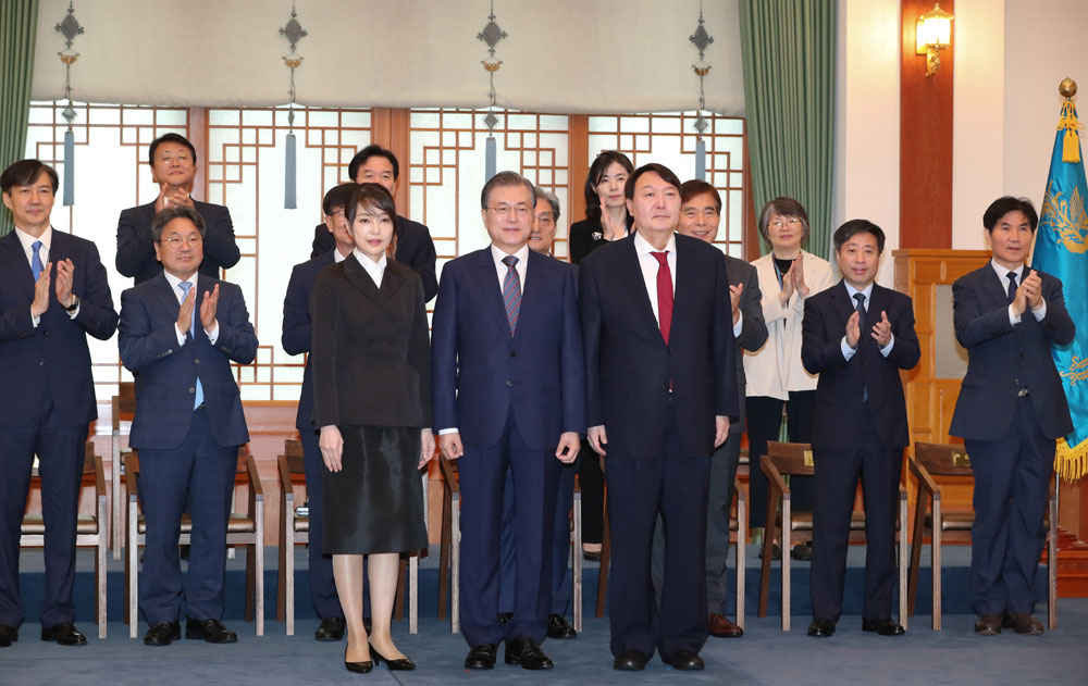 문재인 대통령이 25일 오전 청와대 본관 충무실에서 윤석열 신임 검찰총장에게 임명장을 준 뒤 기념사진을 찍고 있다. 2019. 07.25. 도준석 기자pado@seoul.co.kr