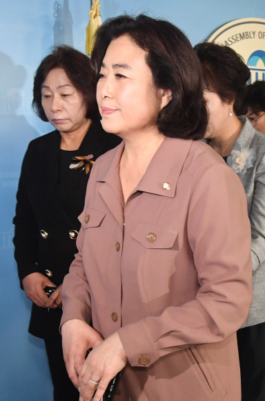 국회 국토교통위원장직 사퇴를 거부하고 있는 자유한국당 박순자 의원이 25일 오전 국회 정론관에서 사퇴 거부 이유 등을 밝히는 기자회견을 마치고 나서고 있다. 2019.7.25 김명국선임기자 daunso@seoul.co.kr