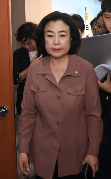 국회 국토교통위원장직 사퇴를 거부하고 있는 자유한국당 박순자 의원이 25일 오전 국회 정론관에서 사퇴 거부 이유 등을 밝히는 기자회견을 마치고 나서고 있다. 2019.7.25 김명국선임기자 daunso@seoul.co.kr