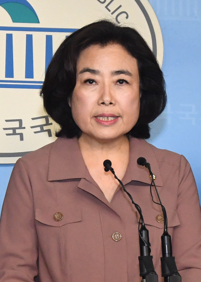 국회 국토교통위원장직 사퇴를 거부하고 있는 자유한국당 박순자 의원이 25일 오전 국회 정론관에서 사퇴 거부 이유 등을 밝히는 기자회견을 하고 있다. 2019.7.25 김명국선임기자 daunso@seoul.co.kr