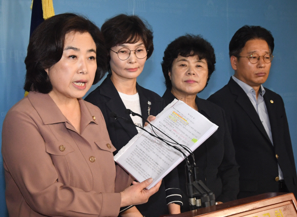국회 국토교통위원장직 사퇴를 거부하고 있는 자유한국당 박순자 의원이 25일 오전 국회 정론관에서 사퇴 거부 이유 등을 밝히는 기자회견을 하고 있다. 2019.7.25    김명국선임기자 daunso@seoul.co.kr