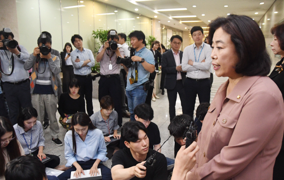 국회 국토교통위원장직 사퇴를 거부하고 있는 자유한국당 박순자 의원이 25일 오전 국회 정론관에서 사퇴 거부 이유 등을 밝히는 기자회견을 마치고 기자들의 질문에 답하고 있다. 2019.7.25.김명국선임기자 daunso@seoul.co.kr