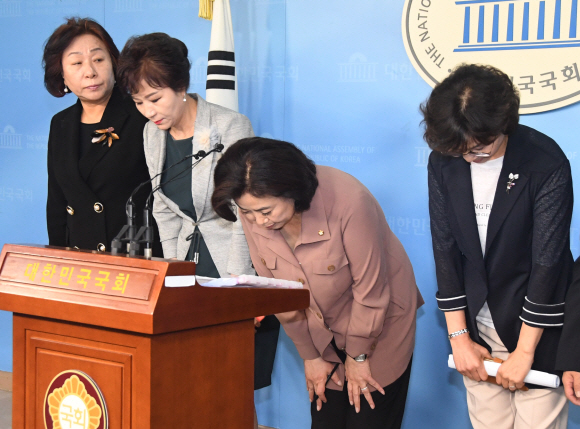 국회 국토교통위원장직 사퇴를 거부하고 있는 자유한국당 박순자 의원이 25일 오전 국회 정론관에서 사퇴 거부 이유 등을 밝히는 기자회견을 하고 있다. 2019.7.25 김명국선임기자 daunso@seoul.co.kr