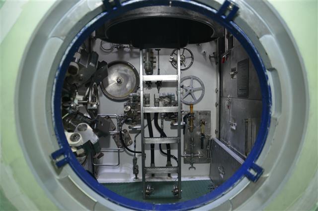 미시시피함 1층에 있는 특수부대원 수중 침투용 캡슐인 ‘록아웃 트렁크’. 핵잠수함은 적 잠수함과의 교전뿐만 아니라 특수부대 침투 등 다양한 분야에서 활용할 수 있다. 미 태평양함대사령부 제공