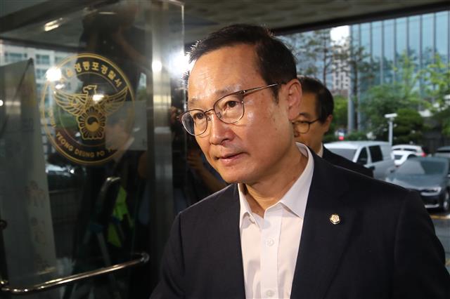 홍영표 더불어민주당 전 원내대표가 26일 오전 서울 영등포경찰서에서 ‘패스트트랙 충돌’ 관련 피고발인 신분으로 조사를 받기 위해 출석하고 있다. 2019.7.26 뉴스1