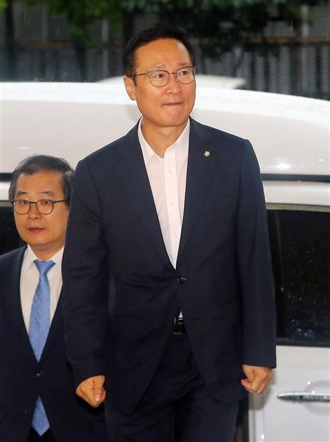 홍영표 더불어민주당 전 원내대표가 26일 오전 서울 영등포경찰서에서 ‘패스트트랙 충돌’ 관련 피고발인 신분으로 조사를 받기 위해 출석하고 있다. 2019.7.26 뉴스1