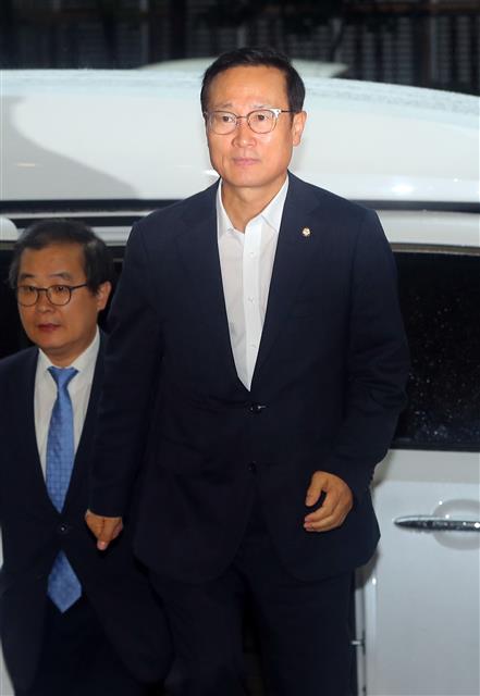 홍영표 더불어민주당 전 원내대표가 26일 오전 서울 영등포경찰서에서 ‘패스트트랙 충돌’ 관련 피고발인 신분으로 조사를 받기 위해 출석하고 있다. 2019.7.26 뉴스1