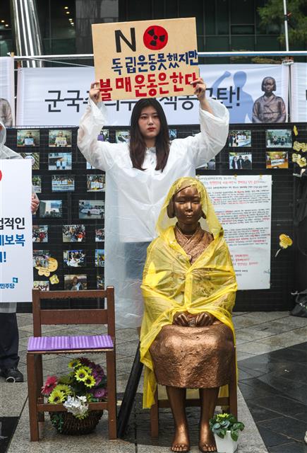 의정부고등학교학생연합 학생들이 26일 오전 서울 종로구 일본대사관 앞에서 일본제품 불매 선언 기자회견을 하고 있다. 2019.7.26 뉴스1