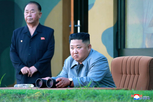 김정은 북한 국무위원장이 한미 군사연습과 남측의 신형군사장비 도입에 반발해 지난 25일 신형전술유도무기의 ‘위력시위사격’을 직접 조직, 지휘했다고 조선중앙통신이 26일 보도했다. 2019.7.26 연합뉴스