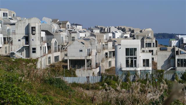 제주 서귀포시 예래동 예래휴양형 주거단지  공사가 중단된 제주 서귀포시 예래동 예래휴양형 주거단지. 짓다 만 건물이 흉물스럽게 해안가에 들어서 있다. 손해배상 소송 등으로 언제 공사가 재개될지도 기약할 수 없는 실정이다.사진 제주 황경근 기자