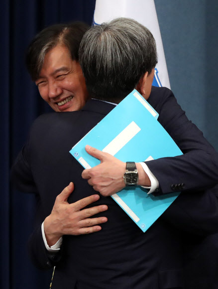 노영민 청와대 비서실장이 26일 오후 춘추관에서 신임 수석 인선안을 발표했다.  인선안 발표 후 노영민 비서실장과 조국 전 민정수석이 포옹하고 있다.  문재인 대통령은 민정수석에 김조원 한국항공우주산업 사장, 일자리수석에 황덕순 일자리기획비서관, 시민사회수석에 김거성 전 한국투명성기구 회장을 임명했다. 2019.7.26  연합뉴스