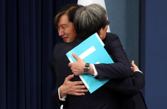 노영민 청와대 비서실장이 26일 오후 춘추관에서 신임 수석 인선안을 발표했다.  인선안 발표 후 노영민 비서실장과 조국 전 민정수석이 포옹하고 있다.  문재인 대통령은 민정수석에 김조원 한국항공우주산업 사장, 일자리수석에 황덕순 일자리기획비서관, 시민사회수석에 김거성 전 한국투명성기구 회장을 임명했다. 2019.7.26  연합뉴스