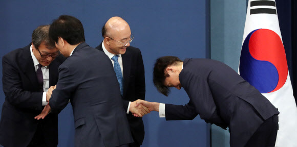 청와대는 26일 민정수석에 김조원 한국항공우주산업 사장, 일자리 수석에 황덕순 일자리기획비서관, 시민사회수석에 김거성 전 한국투명성기구 회장을 임명한다고 발표했다.  이날 춘추관에서 노영민 비서실장의 발표 후 조국 민정수석이 김조원 신임 민정수석에게 인사하고 있다. 왼쪽은 이용선 시민사회수석과 김거성 신임 시민사회수석. 2019.7.26  연합뉴스