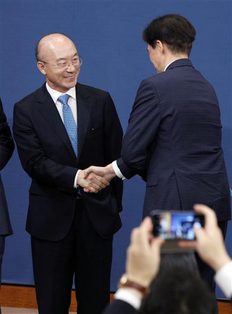 김조원 신임 청와대 민정수석(왼쪽)이 26일 오후 서울 종로구 청와대 춘추관에서 조국 전 민정수석과 악수하고 있다. 문재인 대통령은 신임 민정수석비서관에 김조원 한국항공우주산업(KAI) 사장, 일자리수석비서관에 황덕순 대통령비서실 일자리기획비서관, 시민사회수석비서관에 김거성 사회복지법인 송죽원 대표이사를 임명했다. 2019.7.26 뉴스1