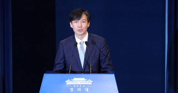 청와대는 26일 민정수석에 김조원 한국항공우주산업 사장, 일자리 수석에 황덕순 일자리기획비서관, 시민사회수석에 김거성 전 한국투명성기구 회장을 임명한다고 발표했다.  이날 조국 전 민정수석이 춘추관에서 노영민 비서실장의 신임 수석 인선발표 후 소감을 말하고 있다. 2019.7.26  연합뉴스