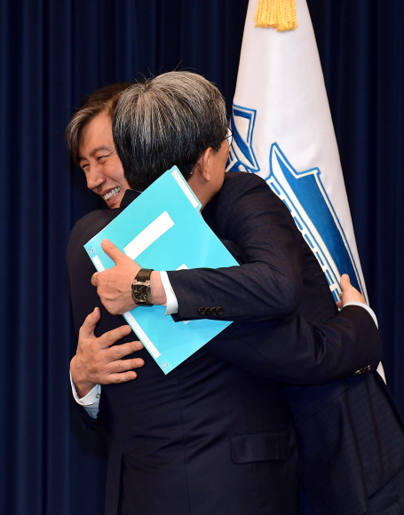 노영민 청와대 비서실장이 26일 오후 춘추관에서 신임 수석 인선안을 발표를 마친 뒤 조국 전 민정수석과 포옹하고 있다.2019. 7. 26.  도준석 기자 pado@seoul.co.kr