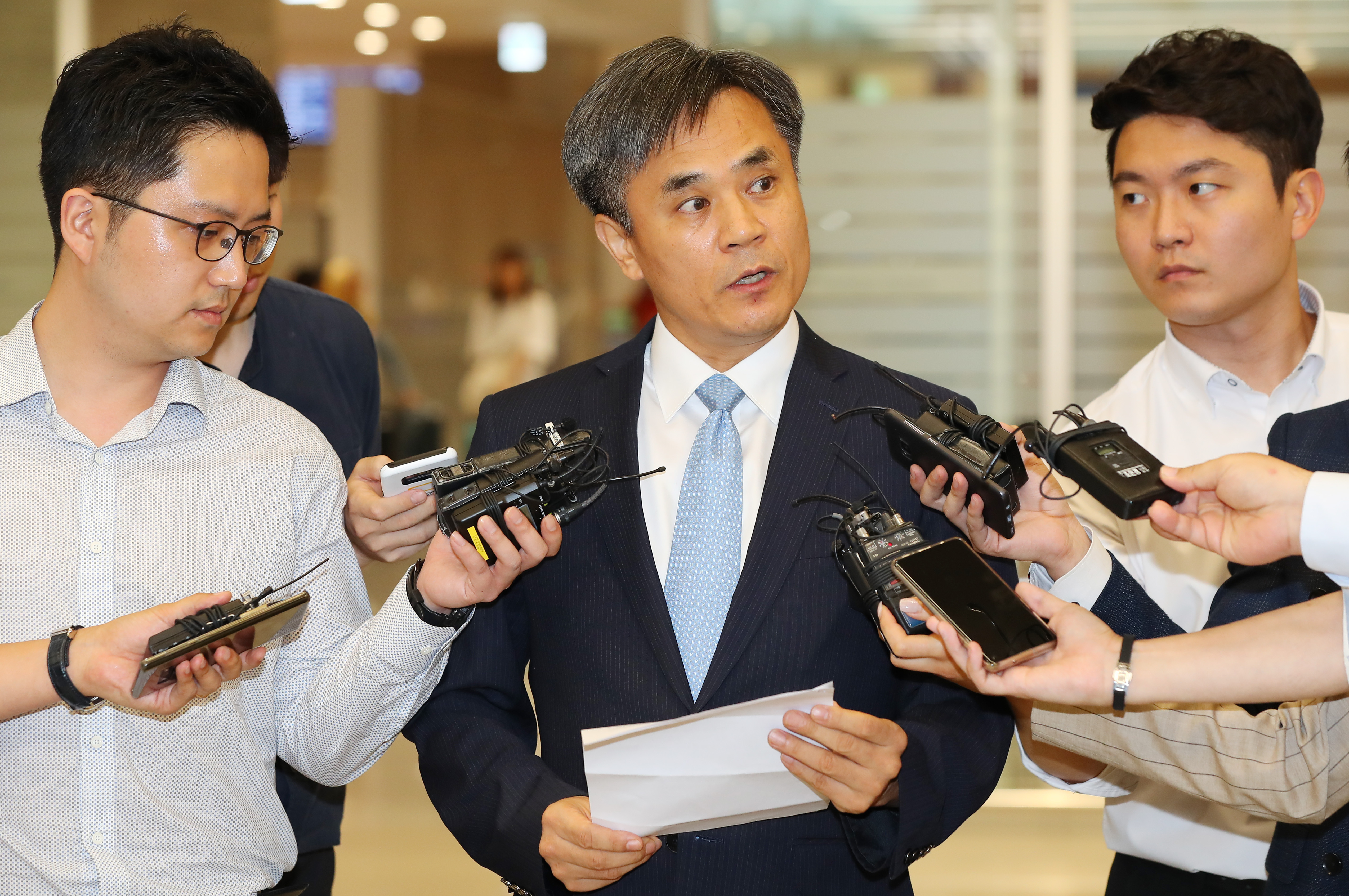 세계무역기구(WTO) 일반이사회에 우리정부의 수석대표로 참석한 김승호 산업통상자원부 신통상질서전략실장이 26일 오후 인천국제공항을 통해 입국해 출장 결과에 대해 언론에 브리핑하고 있다. 2019.7.26 연합뉴스