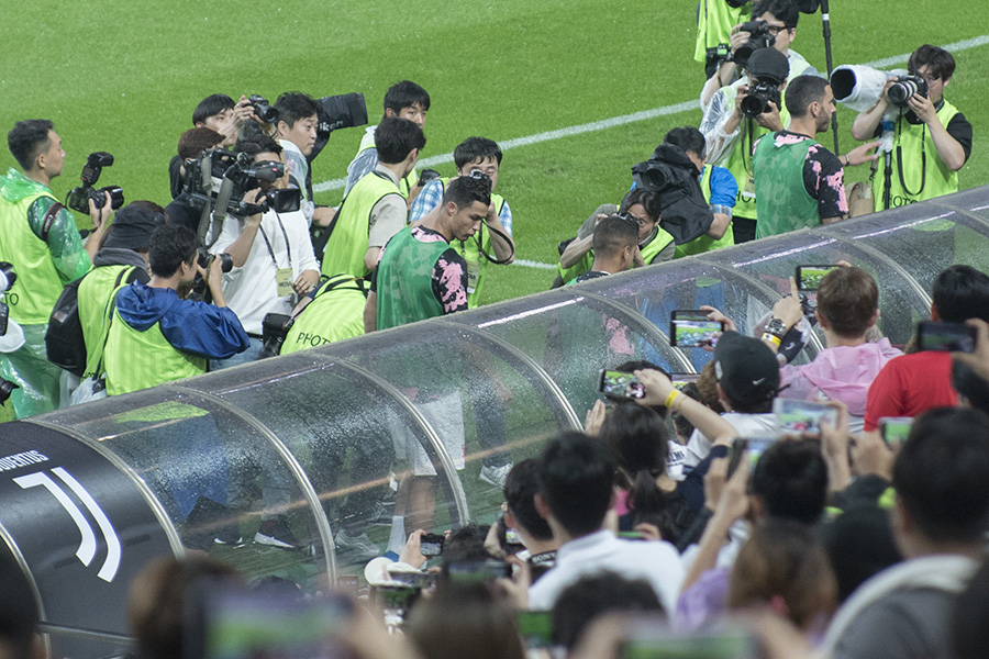 유벤투스의 크리스티아누 호날두가 경기 시작전 취재진과 팬들로부터 뜨거운 스포트라이트를 받으며 벤치로 들어가고 있다. 류재민 기자 phoem@seoul.co.kr