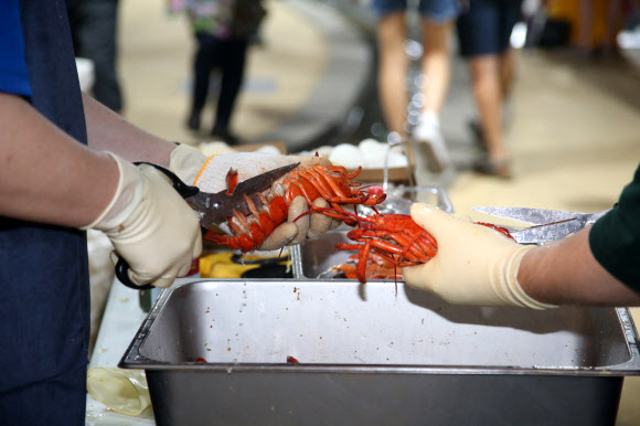 재료 손질하는 야시장 상인