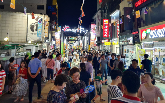 손님으로 가득 찬 야시장