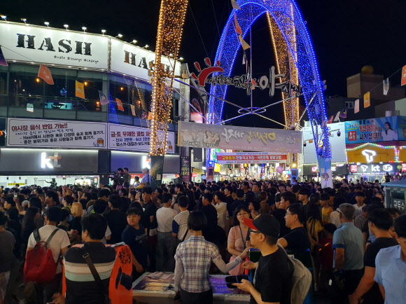 야시장에 몰린 손님