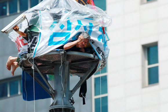 비좁은 철탑 위에서