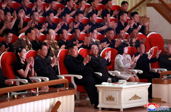 김정은, 7·27 기념음악회 관람…김여정?최선희 수행