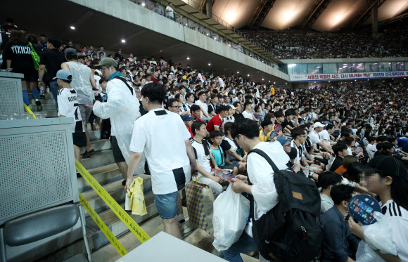 호날두가 후반전에도 출전하지 않고 벤치를 지키자 실망한 팬들이 경기 도중 경기장을 떠나고 있다.  연합뉴스