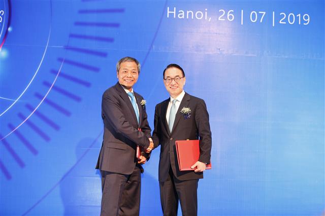 베트남 하노이에서 지난 26일 삼성SDS 대표 홍원표(오른쪽) 사장과 CMC 대표 응우옌쭝찡 회장이 전략적 투자계약을 체결한 뒤 악수하고 있다. 삼성SDS 제공