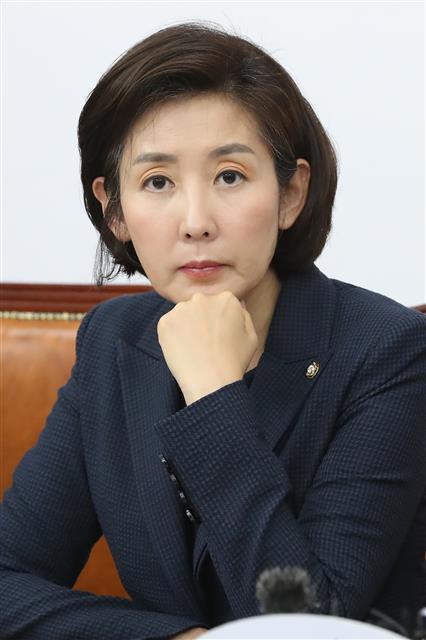 생각에 잠긴 나원원 원내대표