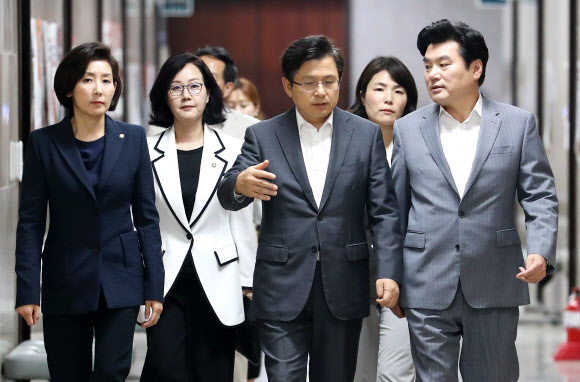 황교안 ‘원유철 위원장과 대화하며’