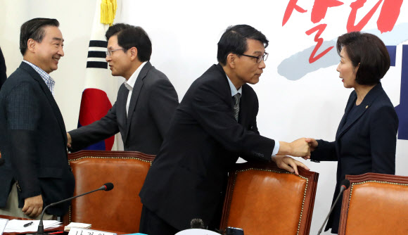 북핵외교안보특위 입장하는 황교안-나경원