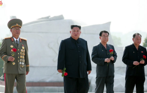 김정은, 정전 66주년에 6?25전사자묘 참배