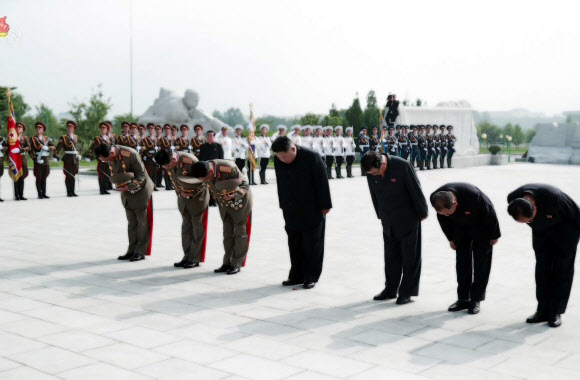 6?25전사자묘에 참배하는 북한 김정은