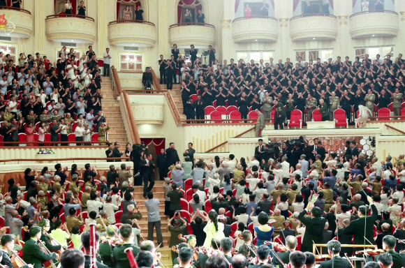 주민들에게 화답하는 북한 김정은