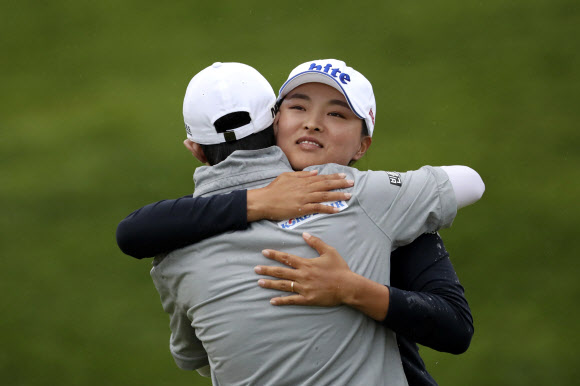 고진영이 28일(현지시간) 프랑스 에비앙레뱅의 에비앙 리조트 골프클럽에서 막 내린 시즌 네 번째 메이저대회 에비앙 챔피언십에서 우승을 확정한 후 박성현과 포옹을 하고 있다. AP 연합뉴스