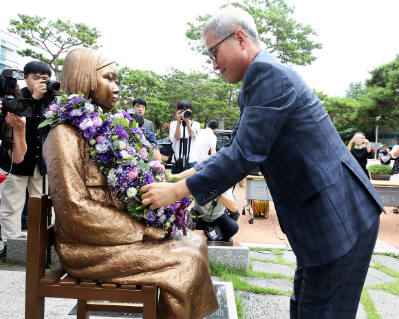 29일 오전 경기도 오산시청 평화의 소녀상에서 세계일본군위안부 기림일을 앞두고 열린 ‘2019 오산평화의소녀상 헌화행사’에서 곽상욱 오산시장이 헌화하고 있다. 2019.7.29  연합뉴스