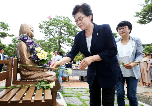 29일 오전 경기도 오산시청 평화의 소녀상에서 세계 일본군 위안부 기림일을 앞두고 열린 ‘2019 오산평화의소녀상 헌화행사’ 참석자들이 헌화하고 있다. 2019.7.29  연합뉴스