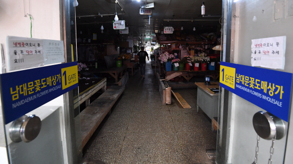 29일 서울 중구 남대문 꽃 도매상가가 여름 휴가로 인해 불이 꺼져 있다. 남대문 꽃 도매상가는 이날부터 8월 1일까지, 대도 꽃 종합상가는 8월 5일부터 8일까지 여름 휴가를 갖는다. 2019.7.29  오장환 기자 5zzang@seoul.co.kr