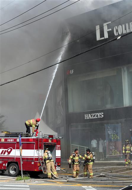 29일 오후 전북 전주시 송천동 상가건물에서 불이나 출동한 소방관들이 화재를 진압하고 있다. 소방당국은 이 화재로 화상환자 1명이 발생했다고 밝혔다.2019.7.29 뉴스1